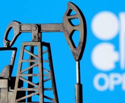 أسعار النفط تنزل 2% مع نقاش أعضاء أوبك+ بشأن سياسة الإنتاج في 2021