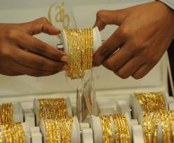 عالمياً: الذهب عند أدنى مستوى في شهر مع صعود الدولار