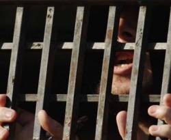 يتجمعون في كراجات بولمان دمشق بلا مال ولا وُجهة: نداء لمساعدة المُعتقلين المُفرج عنهم