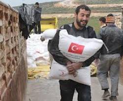 الأتراك يغيثون النازحين في ريفي إدلب واللاذقية