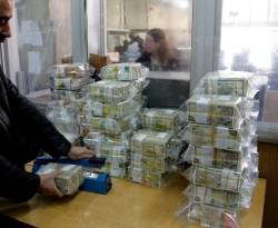 صحيفة: انهيار الليرة والديون المتعثرة يخنقان القطاع المصرفي السوري