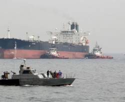 فائض النفط الإيراني عالق في عرض البحر مع انخفاض الطلب قبل العقوبات