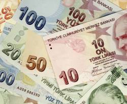 الليرة التركية تهبط لأدنى مستوى منذ شهر أمام الدولار الامريكي
