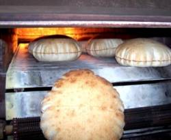 النظام يحرّم الخبز العادي على مطاعم دمشق