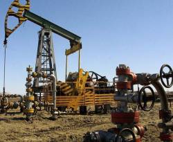 النفط يهبط 4 بالمئة بفعل قفزة في المخزونات الامريكية تهدد تعافي السوق