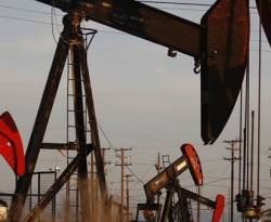 أسعار النفط ترتفع وسط مخاوف الإمدادات رغم زيادة مخزونات أمريكا
