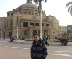 طالب سوري نذر نفسه لمساعدة الطلاب السوريين للتسجيل في الجامعات المصرية