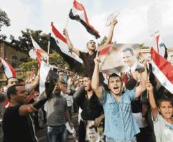 آلاف السوريين يتوافدون إلى سفارة بلادهم في لبنان للاقتراع