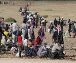 الأكراد السوريون يفرون من الدولة الإسلامية إلى الحدود التركية