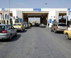 بعد وقف تجديد رخص المركبات الخاصة بهم...سوريون يبيعون سياراتهم بالخسارة في الأردن