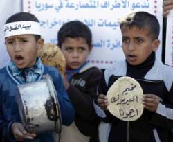 الجوع يفتك بأبناء مخيم اليرموك.. والناشطون ينعون الهدنة