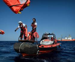 قبرص تنقذ 45 مهاجراً سورياً من قاربين