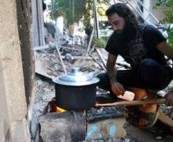 الشتاء يزيد من المأساة ..100 ألف أسرة تُكمل عاما ونصف من الحصار في حمص