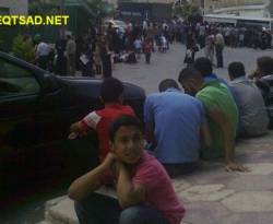 يقفون تحت لهيب الشمس لـ10ساعات ..السوريون يتعرضون  للإذلال  أمام أبواب مفوضية اللاجئين  في الأردن!