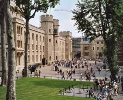 بريطانيا تسعى لإعفاء السوريين من رسوم الجامعات