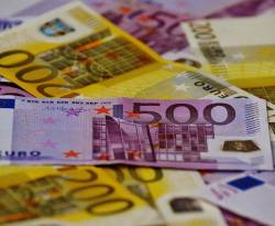 عالمياً: اليورو مستقر قرب ذروة 3 سنوات والدولار يصعد أمام الين