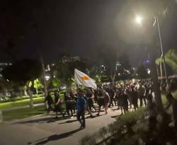 الشرطة القبرصية تلقي القبض على 13 شخصاً بعد أعمال تخريب لمتظاهرين مناهضين للمهاجرين