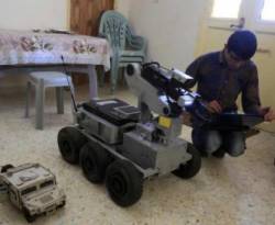 فلسطيني يصنع روبوتا لتفكيك 