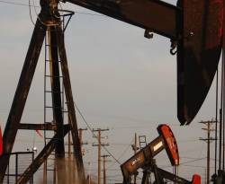 استطلاع للرأي: النفط يرتفع مع تفوق أثر عقوبات إيران على مخاطر الطلب
