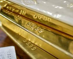 عالمياً: الذهب ينخفض مع ارتفاع الدولار والتوترات التجارية تحد من الانخفاض