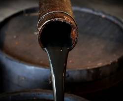 أسعار النفط تهبط مع تجدد مخاوف الطلب بفعل سلالة جديدة من فيروس كورونا