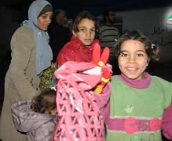 توزيع ملابس شتوية على مئات العائلات اللاجئة في المخيمات العشوائية بتركيا